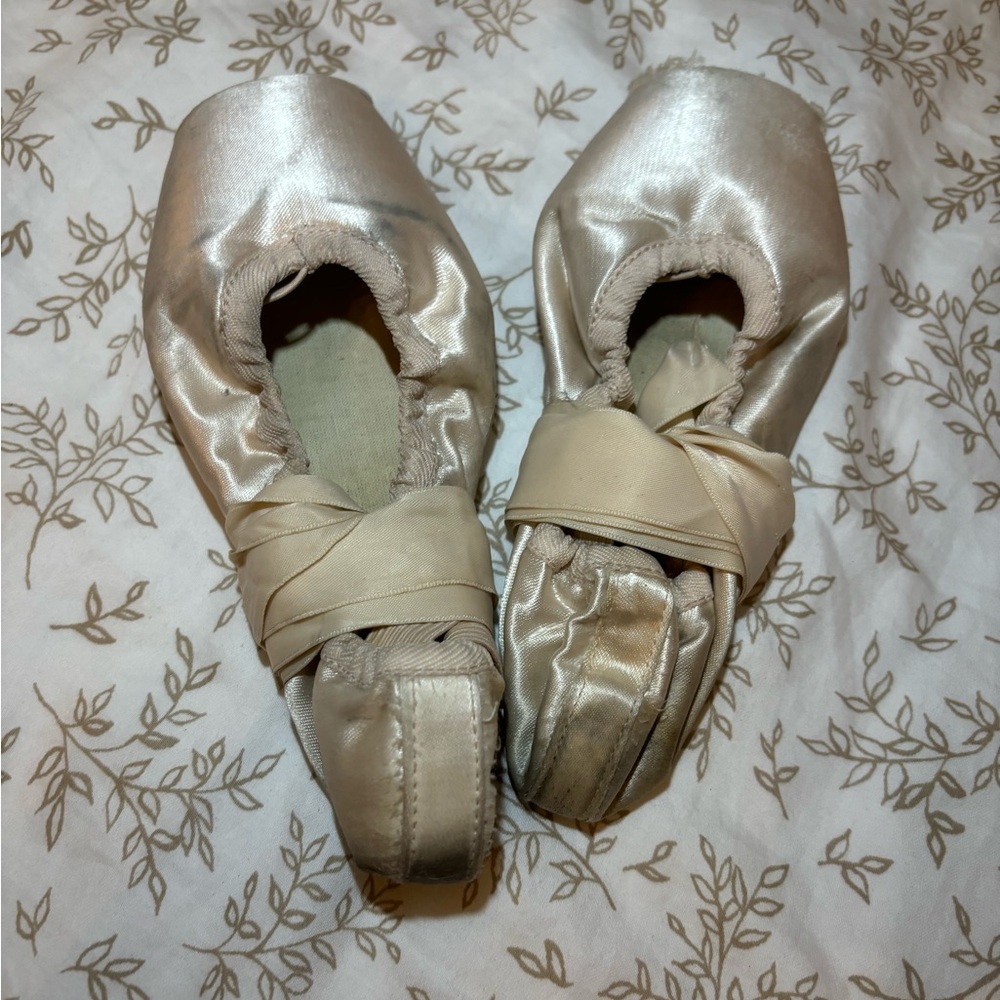 Used Russian Pointe pointe shoes                       SOLD